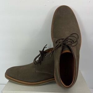 CLARKS ARTISAN CHUKKA BOOTS, MILK CHOCOLATE SUEDE,UPPER & LINING LEATHER, SIZE 8
